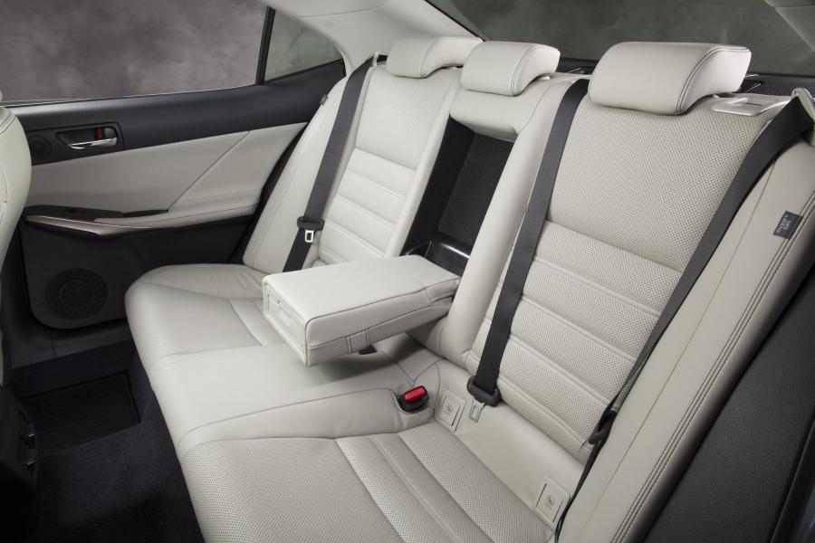 Интерьер Lexus IS300 AWD F-Sport 2015 года  (фото 43 из 48)